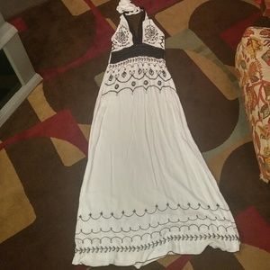 Thin white hatler top dress w black embroidering